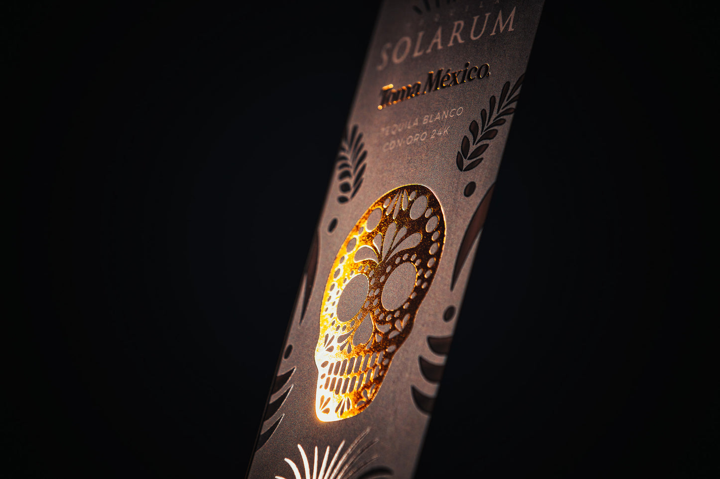 Edición día de muertos Tequila Solarum Blanco con oro 24K - 750 ml