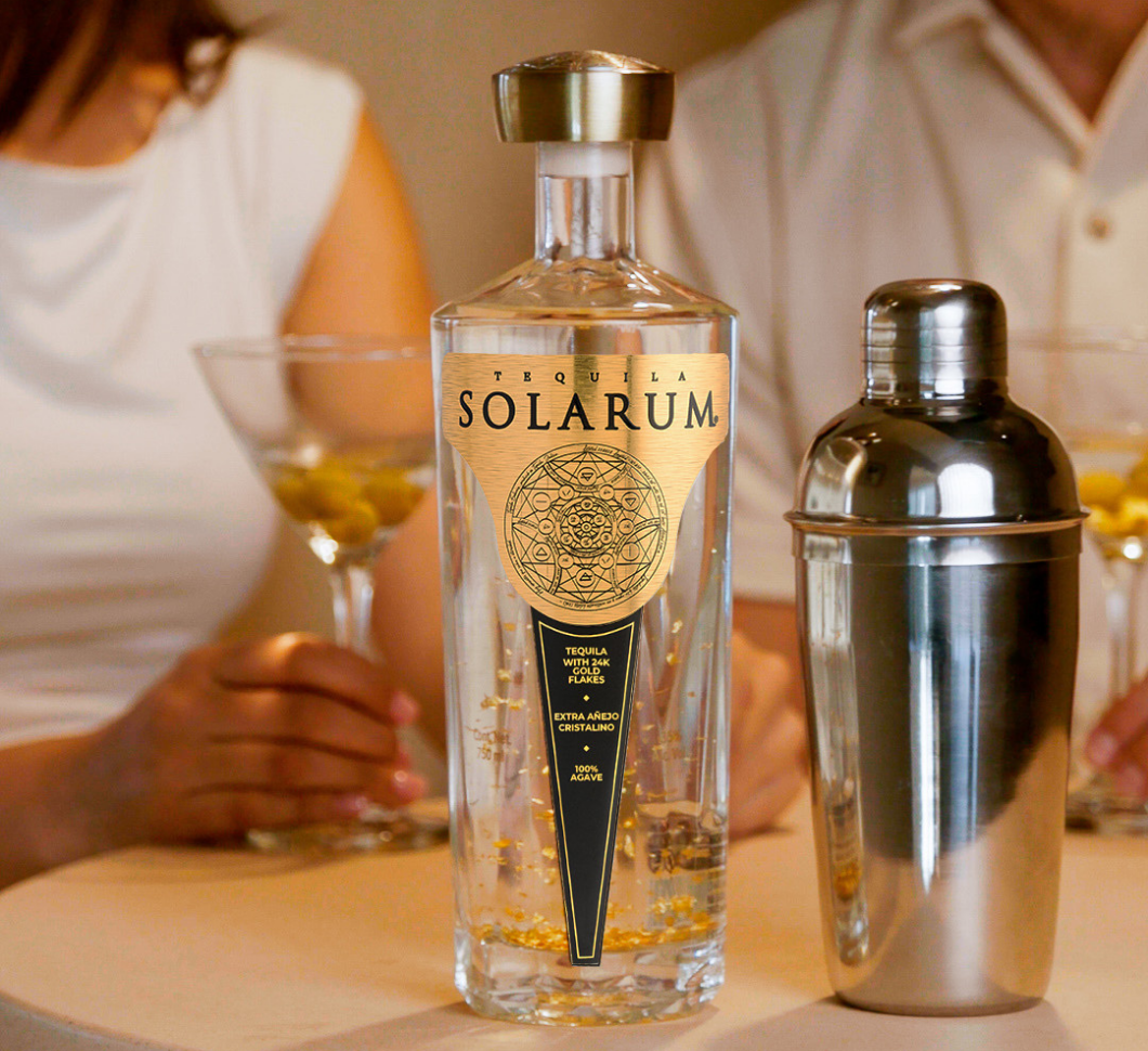 El mejor regalo San Valentín 2026: Tequila con oro para una Martini Date perfecta